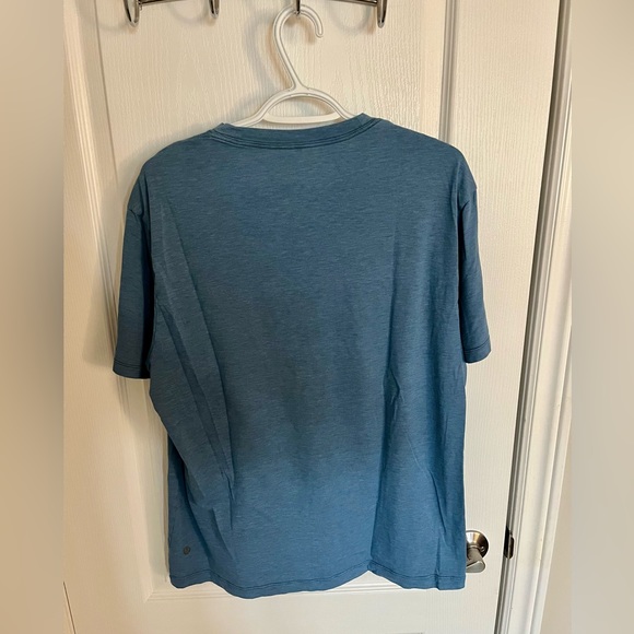 Men’s Lululemon Shirt Size Large - Picture 2 of 4